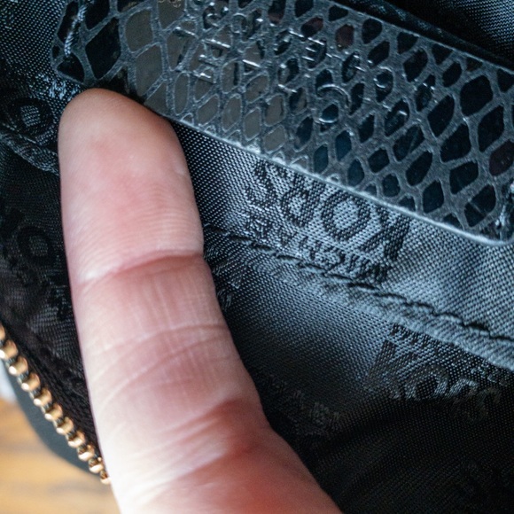 Michael Kors wristlet black snake print - Picture 3 of 5